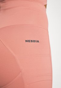 Nebbia HIGH WAISTED LEGGINGS SHORTS FIT SMART - Tajice - old rose