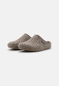 Une paire de pantoufles brunes à enfiler avec un imprimé léopard et une semelle douce, vue en angle sur un fond blanc.