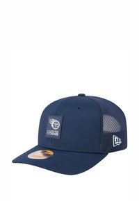 Casquette de baseball bleu marine avec des côtés en mesh, présentant une zone frontale rembourrée et un patch logo des Tennessee Titans. Comprend une visière plate et une sangle réglable.
