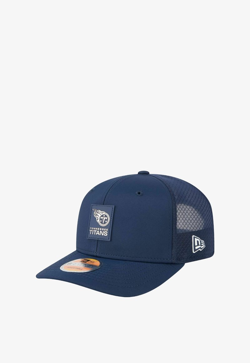 Casquette de baseball bleu marine avec des côtés en mesh, présentant une zone frontale rembourrée et un patch logo des Tennessee Titans. Comprend une visière plate et une sangle réglable.