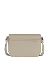 Borsa a tracolla in pelle sintetica beige con chiusura a patta, bordi arrotondati e tracolla regolabile. Design minimalista con accenti cuciti.