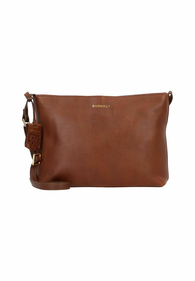Borsa a tracolla in pelle marrone con logo dorato, chiusura con zip, finitura testurizzata, tracolla removibile e sottile dettaglio embossato sull'etichetta.