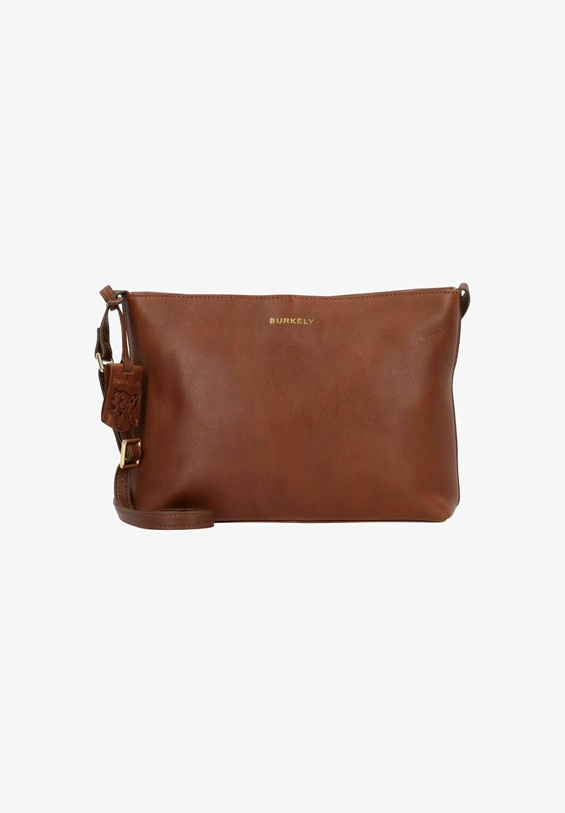 Borsa a tracolla in pelle marrone con logo dorato, chiusura con zip, finitura testurizzata, tracolla removibile e sottile dettaglio embossato sull'etichetta.