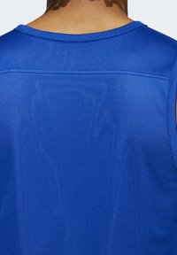 Maglia sportiva blu con un design in mesh testurizzato. Il collo rotondo e il tessuto morbido offrono una vestibilità leggera e traspirante.