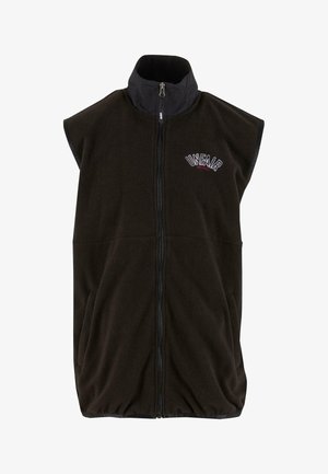 Čierna fleecová vesta s vysokým golierom, plným zipsom a vyšívaným logom "UNFAIR" na hrudi. Má bočné vrecká a voľný strih.