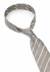 Cravatta grigia con un nodoAllentato e strisce bianche diagonali su uno sfondo bianco.