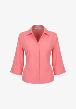 Blouse pour femme corail rose avec boutons, manches trois-quarts et col classique, présentée sur un fond blanc.
