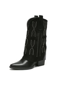 Botines negros con parte superior de ante y adornos de tachuelas en un diseño decorativo, puntera afilada y tacón apilado.