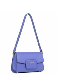 Borsa a tracolla viola in pelle con chiusura a patta, caratterizzata da un logo dorato, tracolla regolabile e texture morbida. Forma rettangolare.