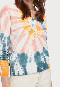 Felpa con scollo a V tie-dye nei colori bianco, rosa, arancione e teal; presenta maniche lunghe e polsini a coste con una finitura texturizzata.