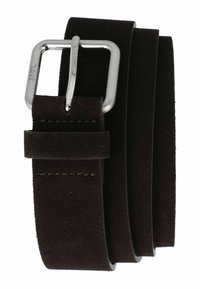 Cintura in suede marrone scuro con fibbia quadrata argentata incisa con la scritta "BOSS", arrotolata su uno sfondo bianco.