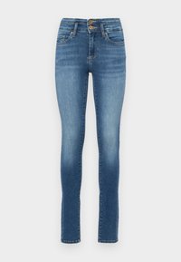 Jeans de denim azul ajustados con cintura alta, que cuentan con dos botones, bolsillos frontales y un ligero desgaste para dar textura.