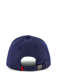 Casquette de baseball bleu marine avec une sangle en métal réglable, un bouton supérieur circulaire et des trous de ventilation. Elle présente une étiquette de marque rouge sur la sangle.