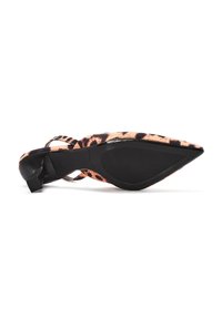 Scarpa con tacco alto e punta affusolata, con tomaia in tessuto a stampa leopardata, dettagli in cinturino neri e una suola in gomma nera elegante.