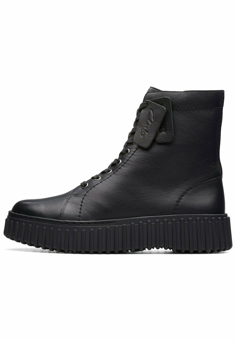 Botas de cuero negras hasta el tobillo con punta redonda, parte delantera con cordones, suela de goma texturizada con estrías y detalle de etiqueta en el lateral.