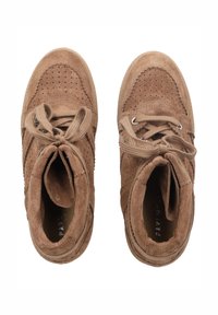 Hnědé semišové vysoké tenisky s perforovaným vzorem, kulatou špičkou a plochými tkaničkami. Kovové průchodky a jemný texturovaný povrch.