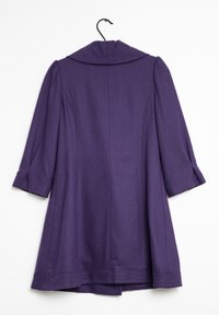 Lila kappa med långa ärmar, strukturerad krage och utställd kjol. Tillverkad av texturerad tyg, med sömdetaljer vid fållen.