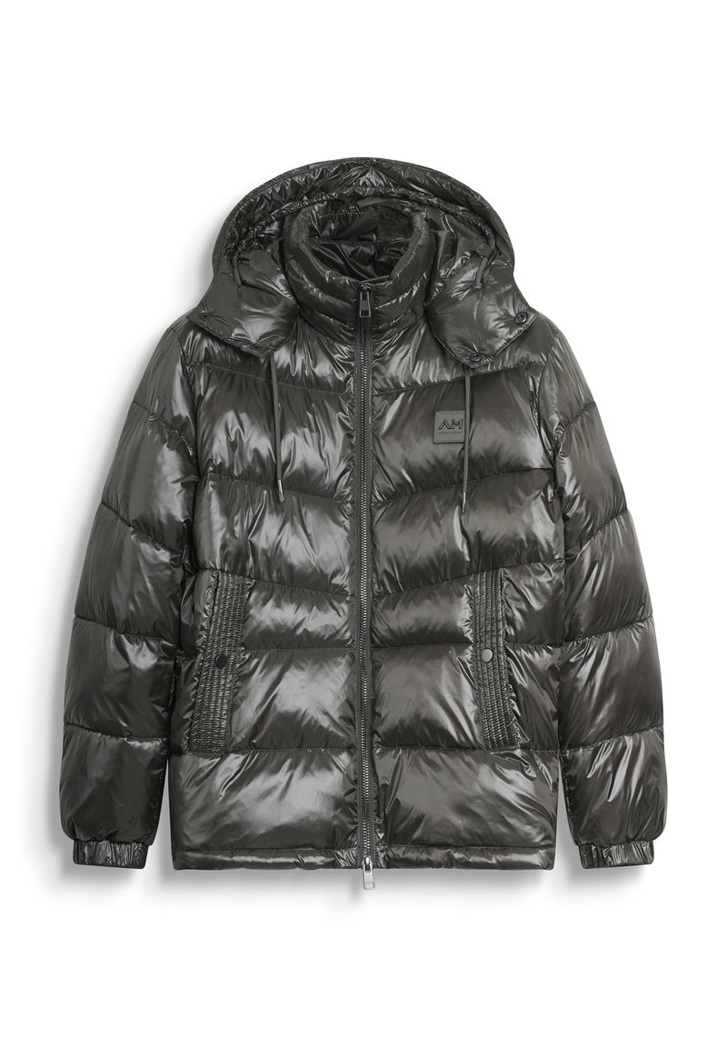 Giacca invernale imbottita di un grigio scuro lucido, con cappuccio, zip frontale, polsini elasticizzati e tasche con bottone a pressione su uno sfondo bianco.