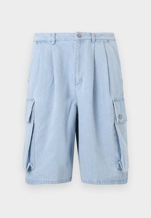 Φωτεινά μπλε τζιν cargo σορτς με πτυχές μπροστά, πλαϊνές τσέπες με καπάκια, θηλιές για ζώνη και κούμπωμα με κουμπί στη μέση.