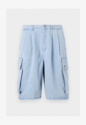 Φωτεινά μπλε τζιν cargo σορτς με πτυχές μπροστά, πλαϊνές τσέπες με καπάκια, θηλιές για ζώνη και κούμπωμα με κουμπί στη μέση.