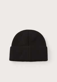 Căciulă neagră tricotată cu un manșon pliat. Model texturat, cu un vârf rotunjit și strâns. Fără logo-uri sau ornamentații vizibile.