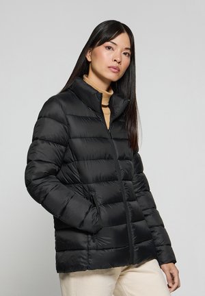 Chaqueta acolchada negra con alto cuello, cierre frontal con cremallera y bolsillos laterales. Presenta un diseño acolchado y una textura brillante.