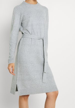 Abito grigio a maglia con maniche lunghe, scollatura rotonda, vita cintrata e spacchi laterali all'orlo. Texture morbida e dettagli a costine sui polsini e sull'orlo.