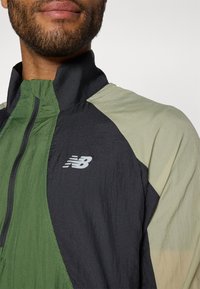 New Balance BETTER RUN WATER RESISTANT JACKET - Windjack - garter snake