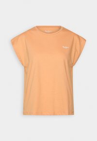 Meruňkově zbarvené tričko s krátkým rukávem a kulatým výstřihem, vyrobené z měkké bavlny, s malým bílým logem na levé části hrudi.