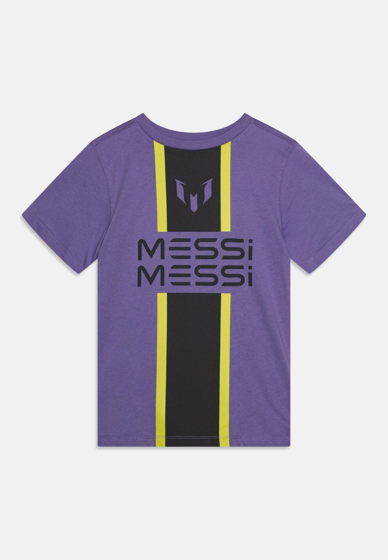 Violetinė marškinė su juodomis ir geltonomis vertikaliomis juostelėmis. Tekstas "MESSI" išspausdintas ryškiai juodai. Minkšta medvilnė, apvalios apykaklės dizainas.