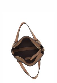 Braune Lederhandtasche mit glatter Textur und goldfarbenen Beschlägen. Verfügt über eine offene Oberseite, zwei Trageriemen und eine innere Reißverschlusstasche.