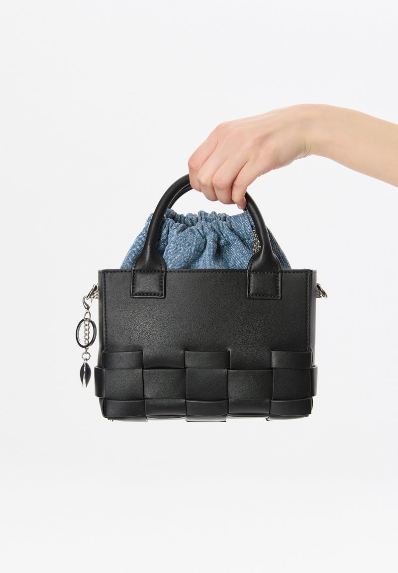 Borsa a tracolla in pelle nera con texture intrecciata, dotata di una borsa interna con cordino di colore azzurro chiaro e un charm sul lato. Le maniglie sono corte e resistenti.