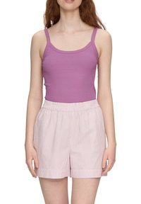 Lila gestreifter Tanktop mit dünnen Trägern, kombiniert mit rosa-weißen gestreiften Shorts mit einem elastischen Bund und einer lockeren Passform.