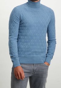 Hellblauer Rollkragenpullover mit strukturiertem Rautenmuster, gerippten Bündchen und Saum, taillierter Passform und mitteldicker Strickqualität.