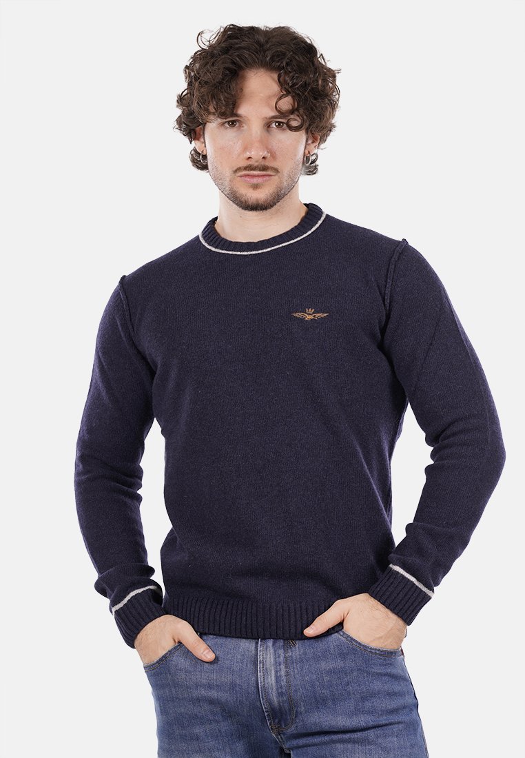 Maglione blu navy in maglia strutturata con scollatura rotonda, caratterizzato da strisce bianche sul colletto e sui polsini, e un piccolo logo ricamato.