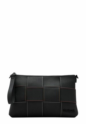 Pochette rectangulaire noire avec un design patchwork, coutures colorées, sangle pour poignet et nom de marque embossé dans le coin inférieur droit.