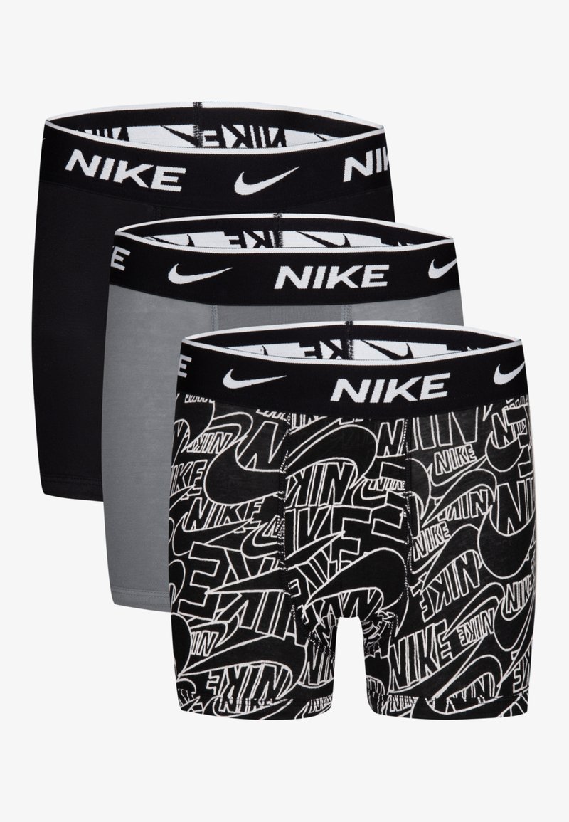 Tre par herreboxershorts i sort, grå og et mønstret design med Nike-logoen. Elastiske linninger med kontrasterende mærkning.