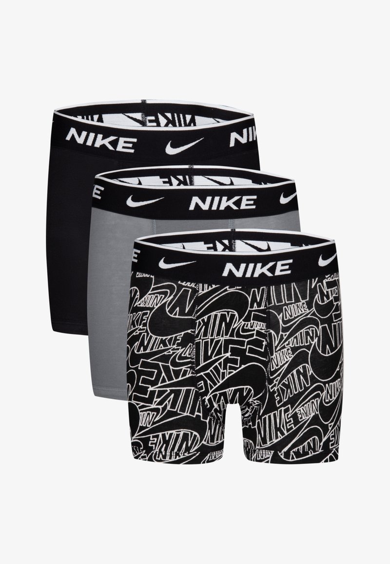 Tre par herreboxershorts i sort, grå og et mønstret design med Nike-logoen. Elastiske linninger med kontrasterende mærkning.