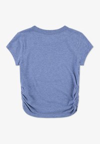 Modra kratka majica s kratkimi rokavi iz mehkega blaga, okrogel izrez in nabrani detajli ob straneh, s sproščenim krojem in gladko teksturo.