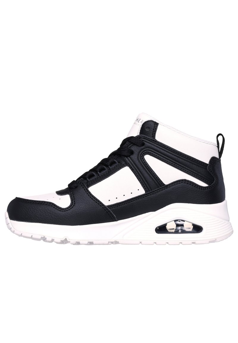 Wysokie sneakersy z czarnej skóry i akcentów syntetycznych, biała podeszwa środkowa, widoczna jednostka powietrzna, sznurowana konstrukcja oraz perforowane detale.