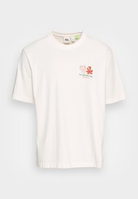 Vit bomullströja med korta ärmar, med ett grafiskt tryck i rött och grönt på vänster bröst, rund halsringning och rak nederkant.