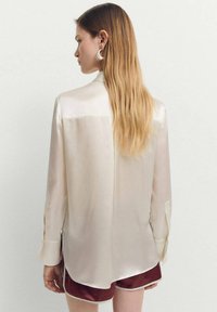 Mango Bluza s gumbima - off-white