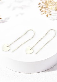 Ohrringe in Silberton mit einem herzförmigen Anhänger im Kettenabfall-Design und einem geraden Stiftakzent. Strukturiert Oberfläche, minimalistischer Stil.