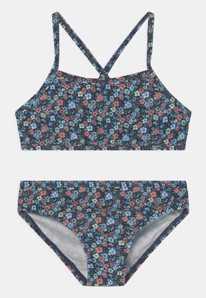 Conjunto de bikini floral com fundo escuro em azul-marinho e flores multicoloridas. O top tem alças finas; as calças são de corte clássico com padrão correspondente.