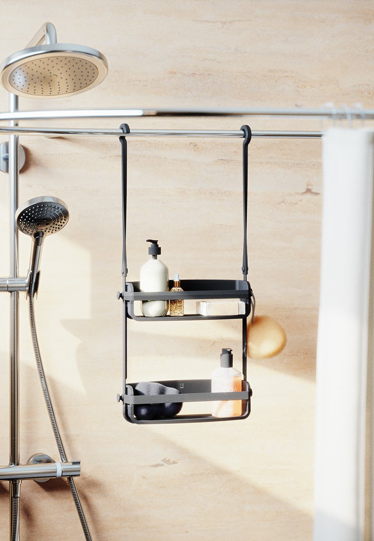 Schwarzer Metall-Duschregal mit zwei Regalen. Hält verschiedene Flaschen, darunter einen klaren Behälter und einen dunklen Schwamm. An einer Duschstange montiert.