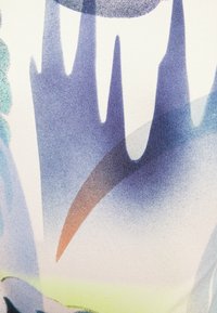 Abstrakcyjny materiał z niebieskimi, zielonymi i pomarańczowymi zakrzywionymi kształtami z gradientami; gładka tekstura na jasnym tle.