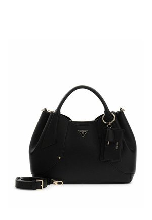 Borsa a mano in pelle nera con manici superiori, tracolla staccabile, targhetta con logo Guess e portachiavi attaccato su sfondo bianco.