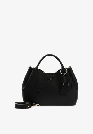 Zwart leren handtas met bovenhandvaten, afneembare riem, Guess-logo-plaatje en bevestigde sleutelhanger tegen een witte achtergrond.