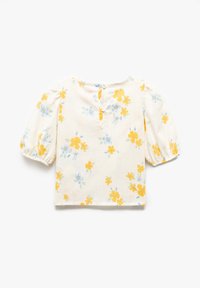 Blusa floral con mangas abullonadas, hecha de tela ligera. Base crema con flores amarillas y azules, con un cierre de botón en la parte posterior.