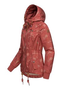 Giacca impermeabile rossa con motivi a foglia, cappuccio regolabile e lacci con toggle. Presenta tasche con bottone a pressione e polsini a coste.